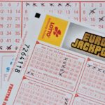 Воздушные шары Mega Millions после того, как не выиграл джекпот; Розыгрыш Powerball в субботу