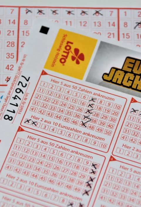 Она выиграла Powerball на 188 миллионов долларов. Теперь ее бывший жених подает на нее в суд из тюрьмы, говорится в иске NC.